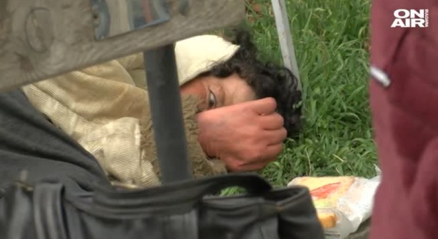 Влошава се състоянието на психично болната, живееща пред болницата в Бургас