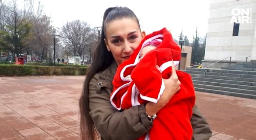 Откриха дарителска сметка, за да може малката Лена да се прибере в България