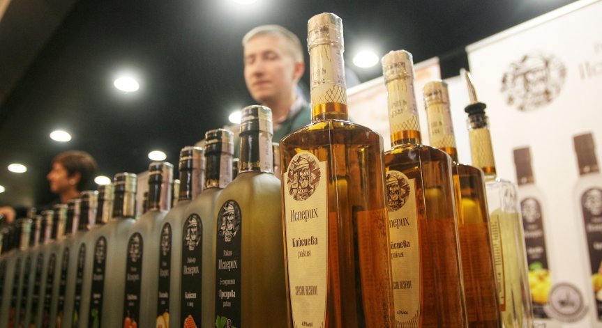 Психичните проблеми се решават с ракия и сън, смятат 18% от нашенците