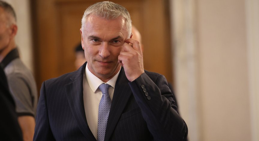 Ибрямов беше задържан в момент, когато е взимал подкуп в размер на 100 000 лв. 