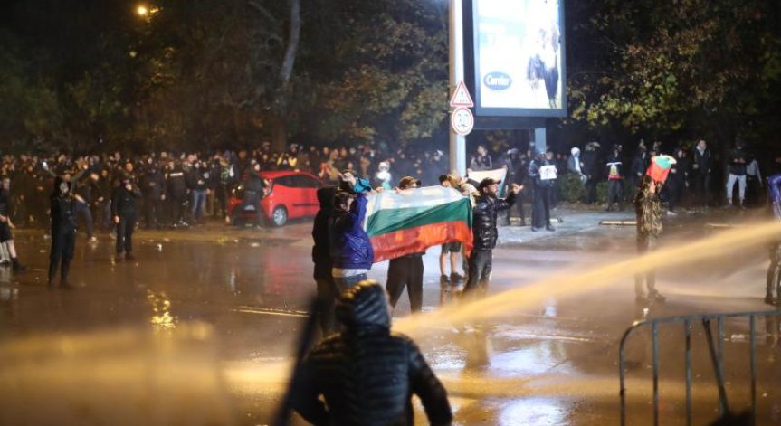 Ранени, арестувани и изпочупени коли - СДВР опитва да озапти гневните фенове в София