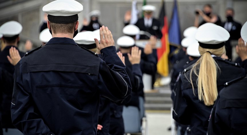 Снимки на Хитлер костваха работата на 29 полицаи в Германия