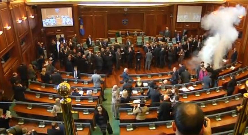 Сълзотворен газ в парламента на Косово