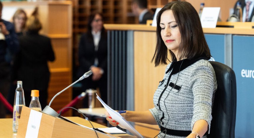 Първа визита у нас: Еврокомисар Иванова ще разговаря с кабинета и президента Радев