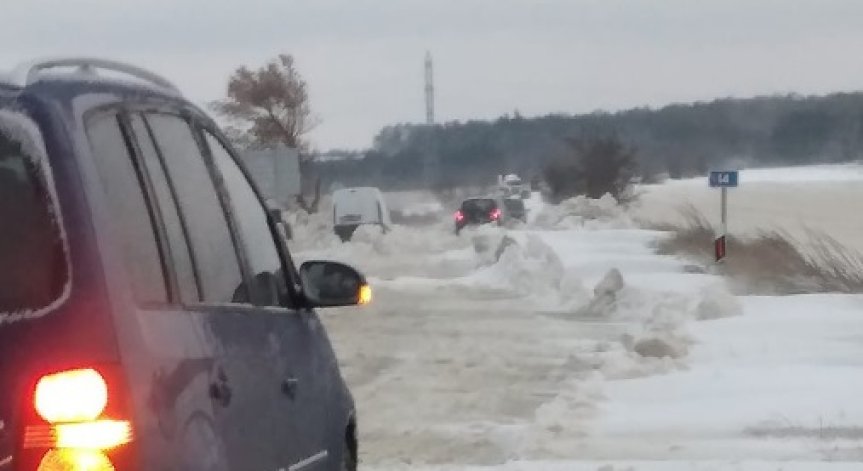 Десетки населени места са без ток, по пътищата закъсаха снегорини и коли, евакуират хора
