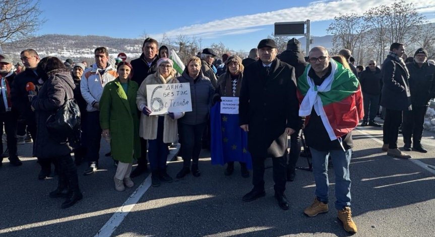 Стотици домакинства в десетки насели места в областта останаха без ток в продължение на няколко дни.