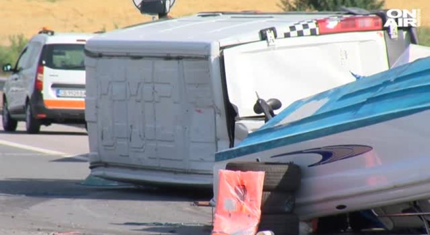 Превозващ лодки микробус се преобърна и блокира 