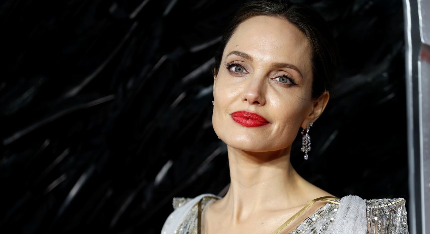 Aнджелина ядосана на Брад, не ѝ давал да се премести с децата