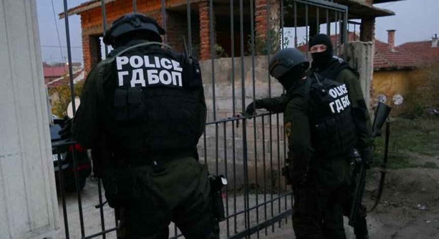Полицаи задържаха двама в Крумовград, прекарвали нелегално имигранти 