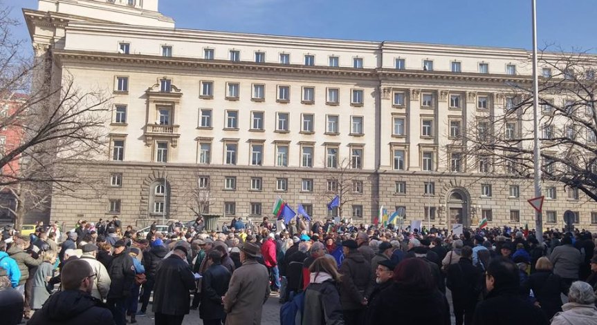 Протест под надслов „СТОП на руската агресия в България“ се провежда пред президентството