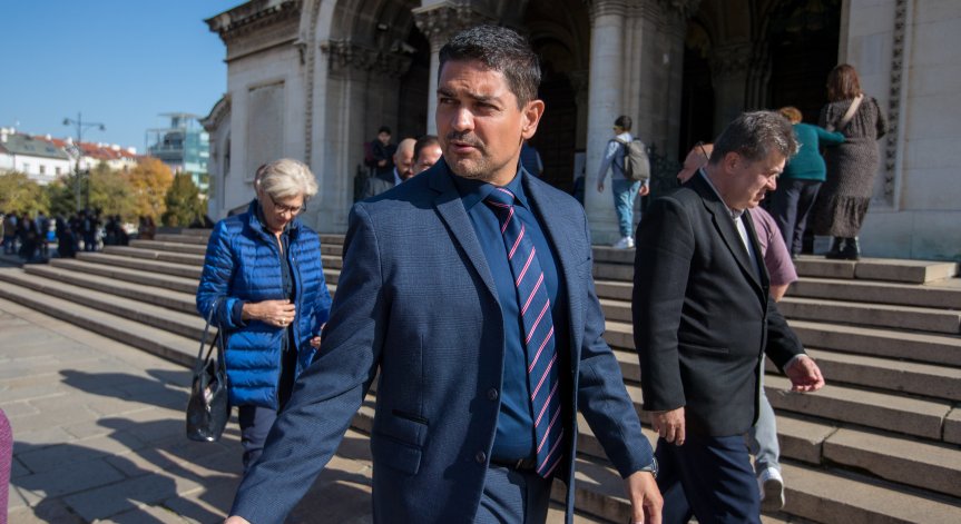 Борислав Сарафов трябва да поиска имунитета му, за да продължи делото.