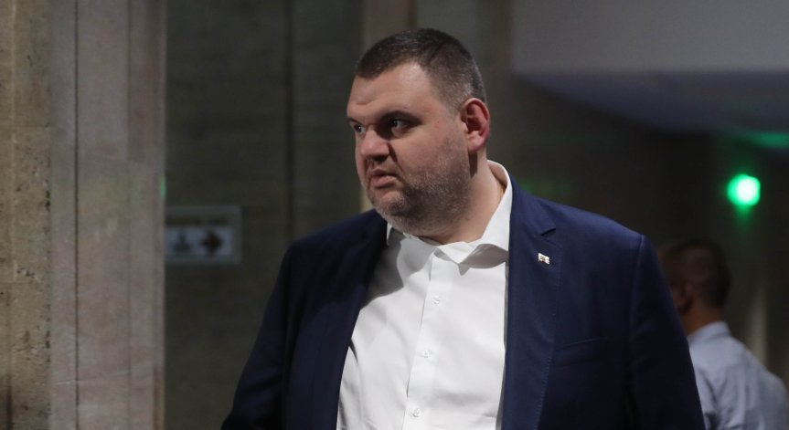 Трябваше кметът на София да намери резерви, каза Пеевски.