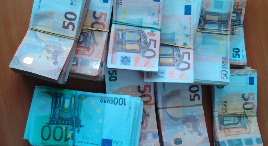 Хванаха 250 000 недекларирани евро в превозващ цветя камион