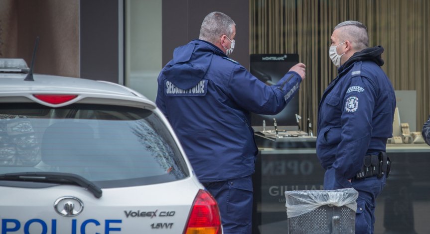 Баща и син биха охранител в Бургас, не ги пуснал без маска в магазин