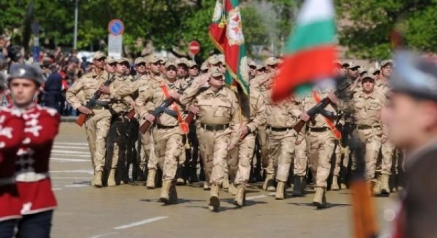 С военен парад беше отбелязан празникът на армията и Ден на храбростта - 6 май
