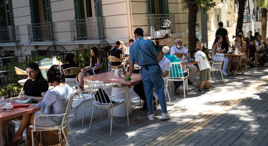 Падат много от Ковид ограниченията в Гърция