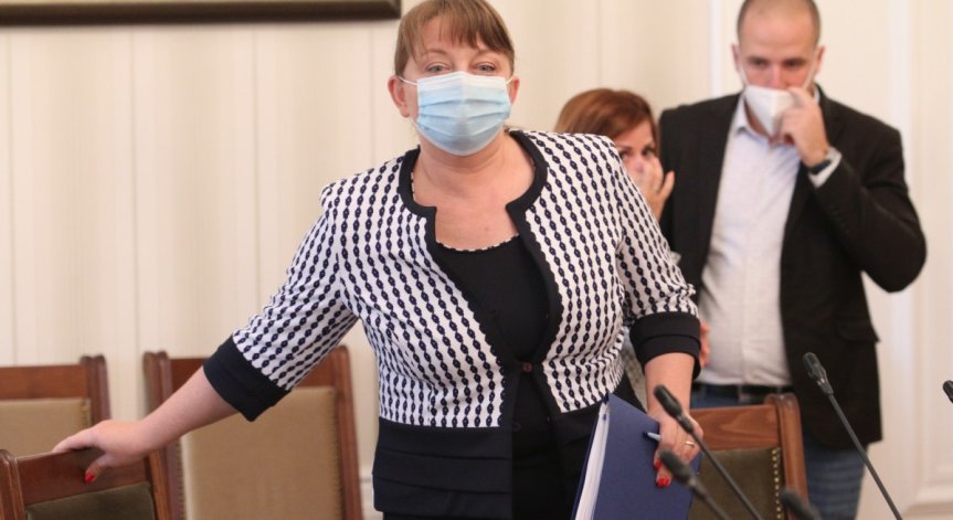 Сачева: Търсим възможности за 160 хил. младежи, които не учат и не работят