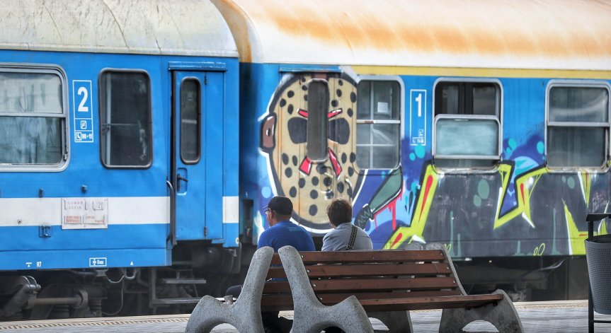 От 12:40 часа до момента влакове се движат със закъснение.