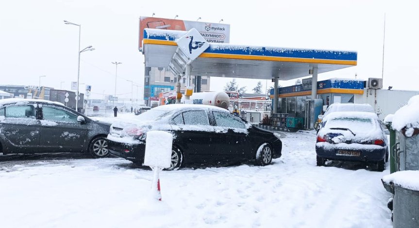 Двама обраха бензиностанция в София, нападнаха служител