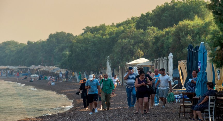 Кметове обвиняват търговци на земя за пожарите на Родос