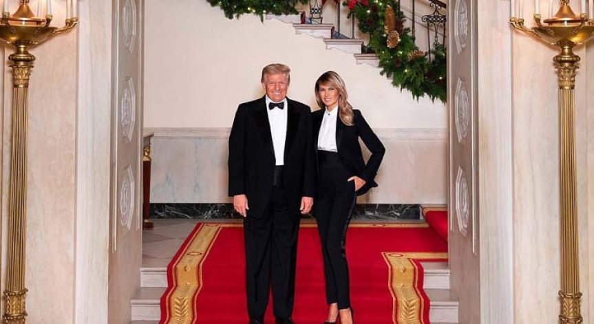 Tръмп и Мелания с последна коледна снимка в Белия дом
