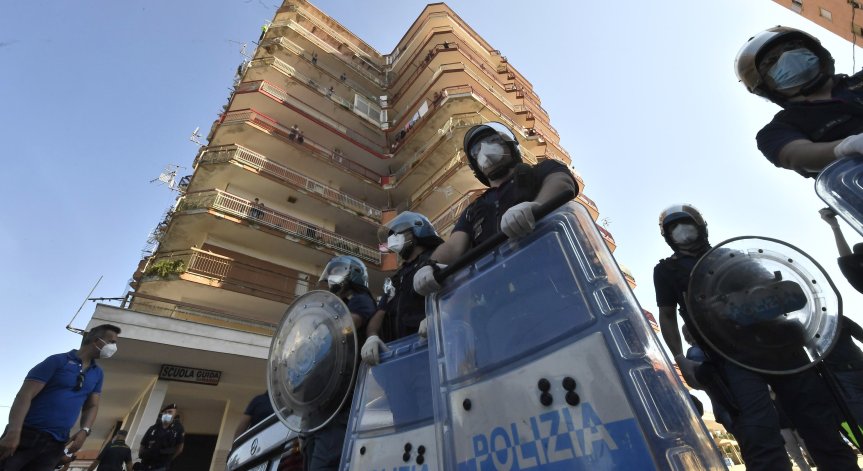 Напрежение в комплекса със заразени роми в Италия, местни запалиха ван