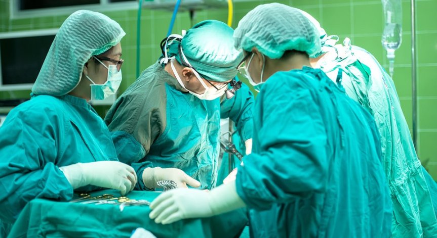 Пациент влязъл на крака в болница, излязъл в инвалидна количка