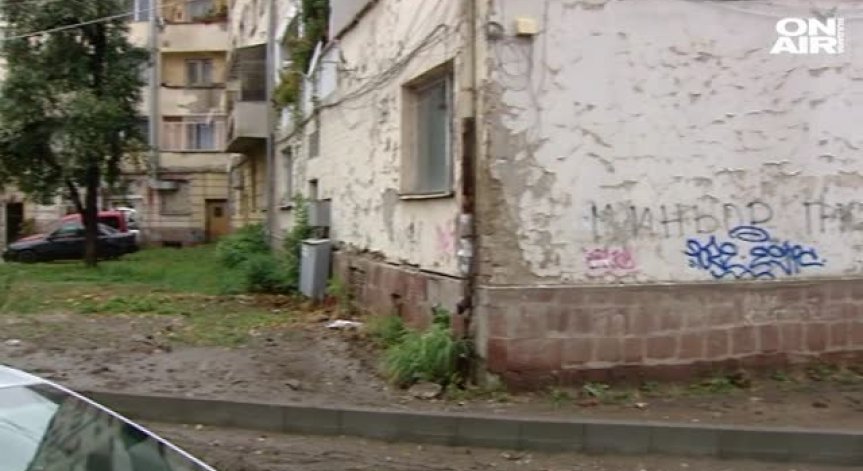 Дъжд наводни автогарата в Перник