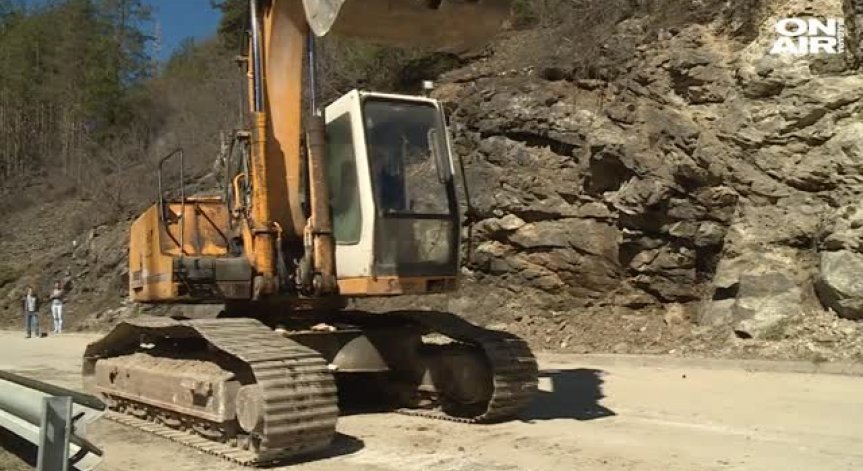 Нищо ново: Лошото време активизира редица свлачища