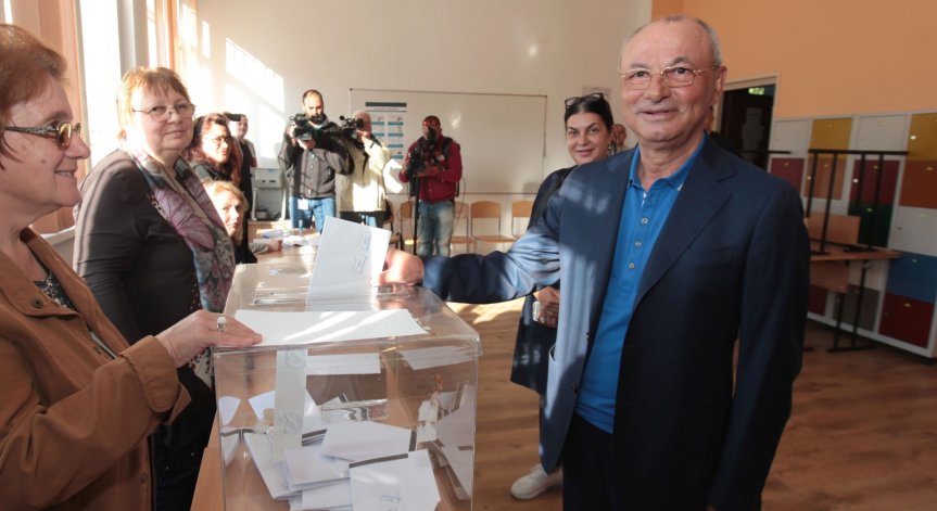 Ахмед Доган гласува под засилена охрана от НСО и без коментар 