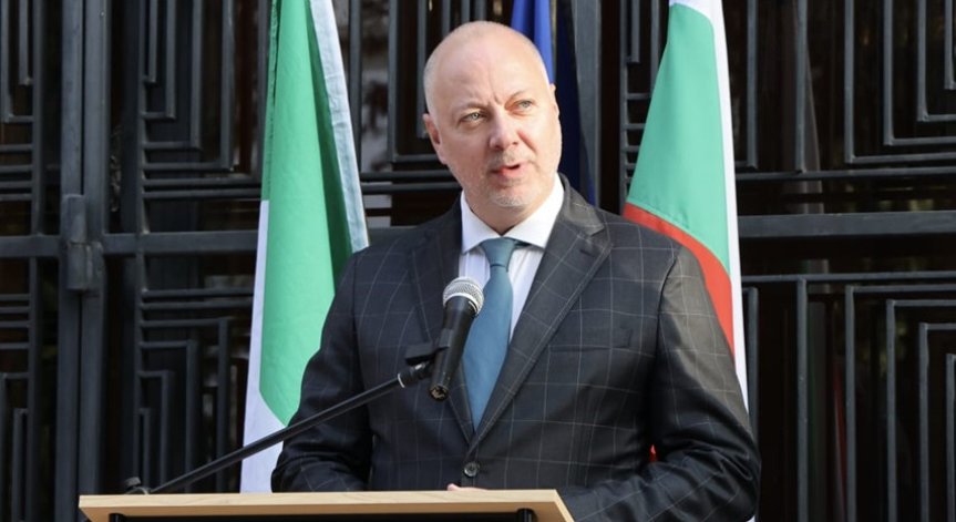 Премиерът е на прием в българското посолство в Рим.