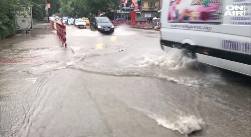 Лошото време продължава, улиците се превръщат в реки