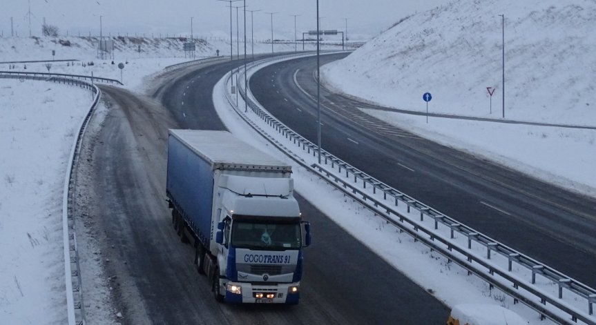 Забраниха на ТИР-овете да се движат по магистрали заради снега, огромни задръствания