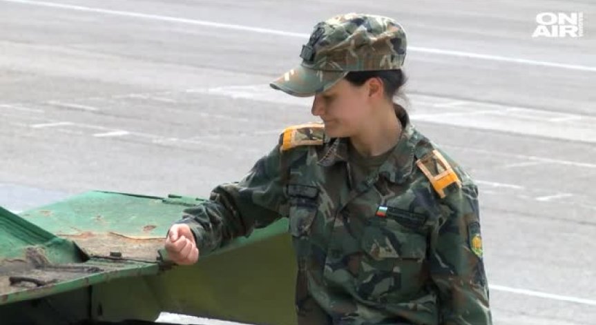 Млада жена загърби суетата и избра военната професия
