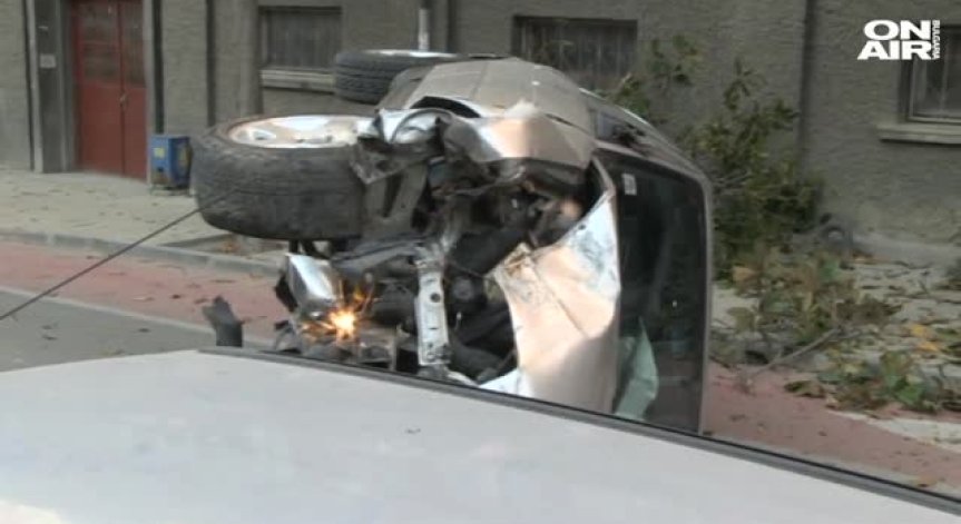 Зрелищна катастрофа в Русе: Кола се качи на тротоара и изкорени дърво