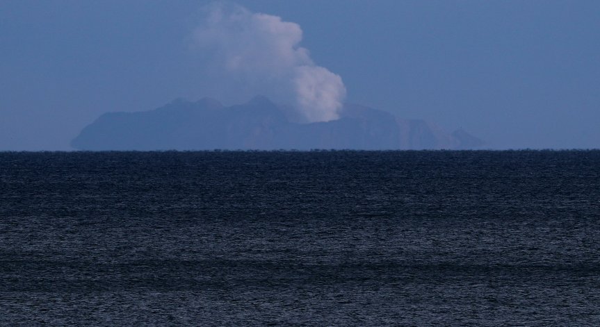 Осем са вече жертвите след изригването на вулкан в Нова Зеландия 