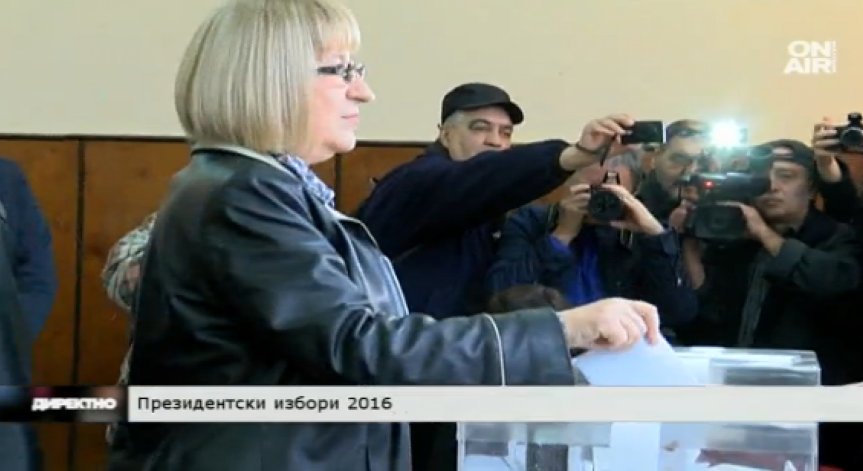 Цачева гласува и призова да не се делим на червени и сини