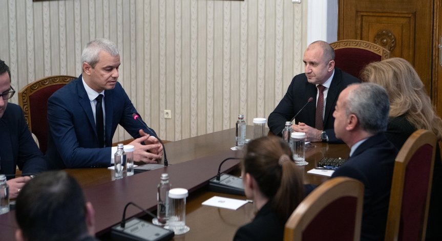Напрежение между Радев и 