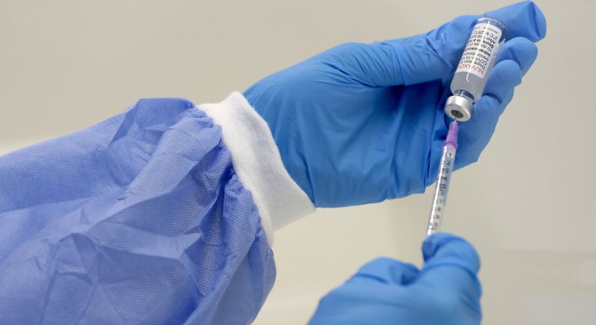 Pfizer и BioNTech са започнали изпитване във втора фаза на ваксина срещу Омикрон