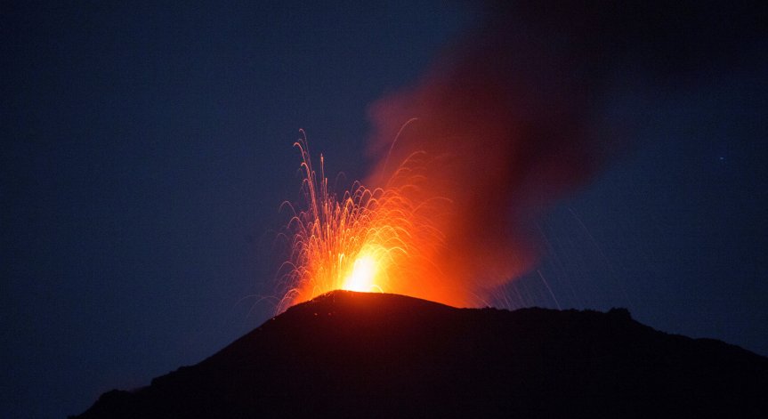 МВнР: Българите да не пътуват до Сицилия заради вулканите Етна и Стромболи