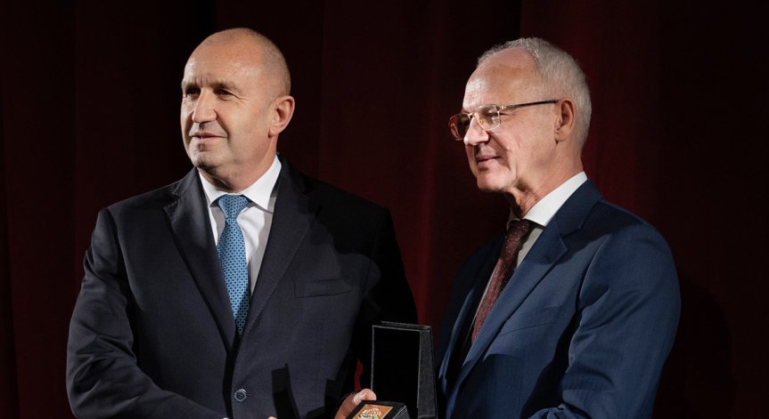 Радев връчи на АИКБ Почетния знак на президента.