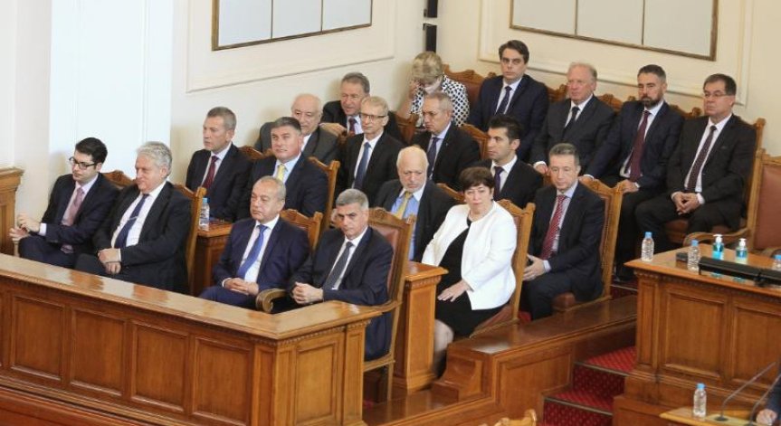 ГЕРБ-СДС сезират КС за указа на Радев за служебното правителство