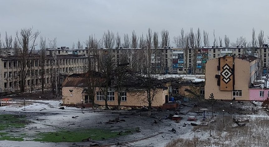 Руски военни с активни атаки срещу Донецка област, разрушиха училище, има ранен