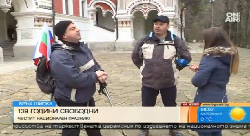 Хиляди българи взимат участие в похода към връх Шипка