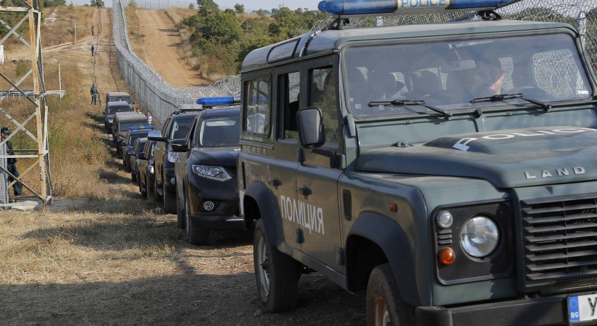 На метри от границата със Сърбия хванаха трафикант с бежанци
