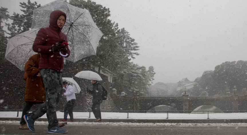 8 станаха жертвите на снеговалежите в Япония, хиляди домакинства са без ток