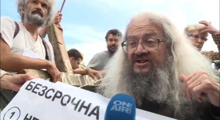 Сблъсъци край парламента: Граждани се опитаха да блокират входа на НС