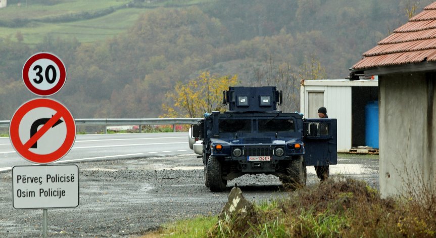 Напрежение в Косовска Митровица, полицай е ранен