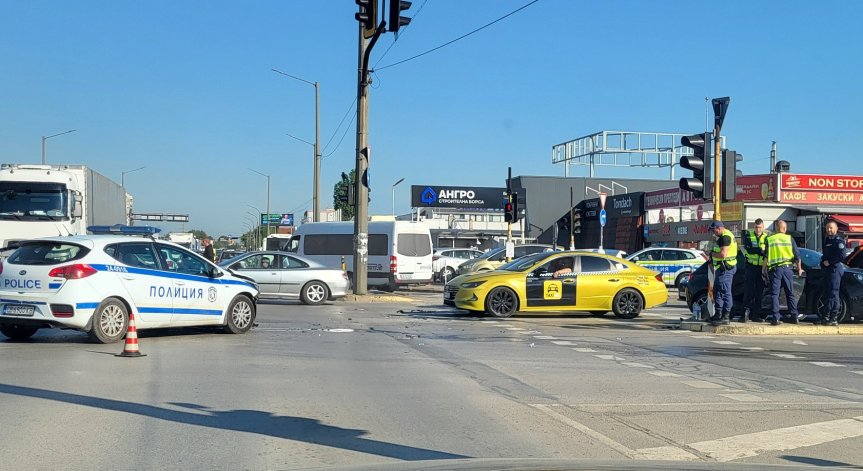 Катастрофа с патрулка блокира ключово кръстовище в София