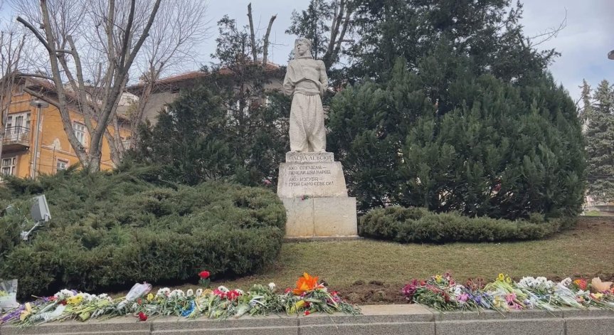 Велико Търново отбеляза 150 години от обесването на Левски с поклонение и венци